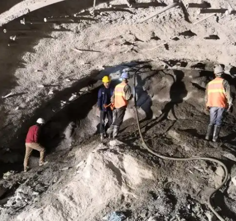 通山隧道拱顶带模注浆料，微膨胀注浆料的特点及施工工艺